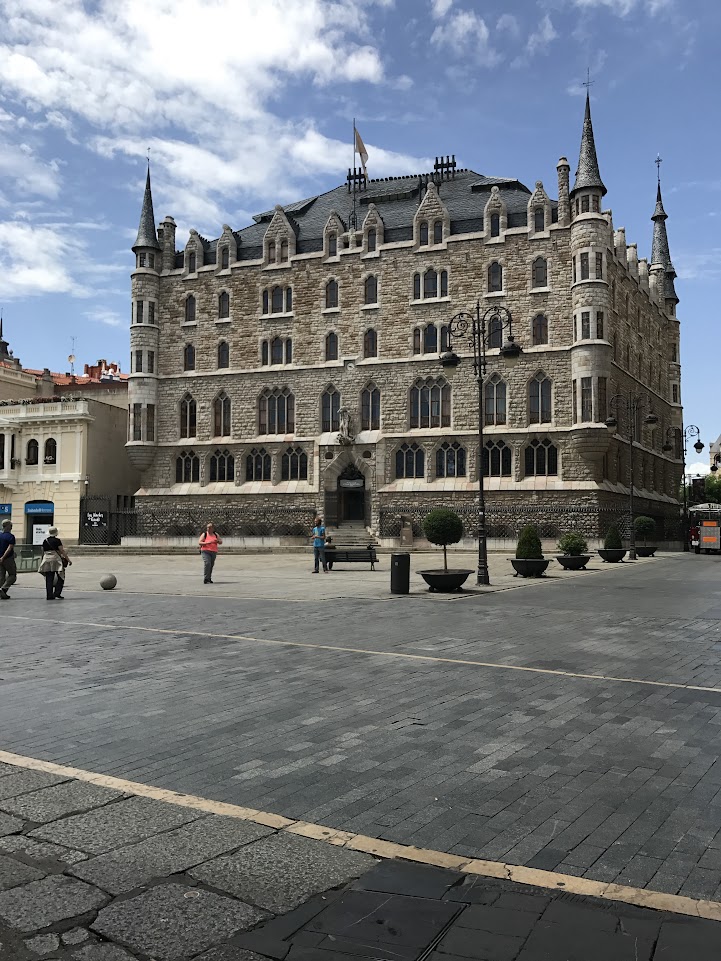 Picture of Casa Botines, which was designed by Antoni Gaudà and is located in León.