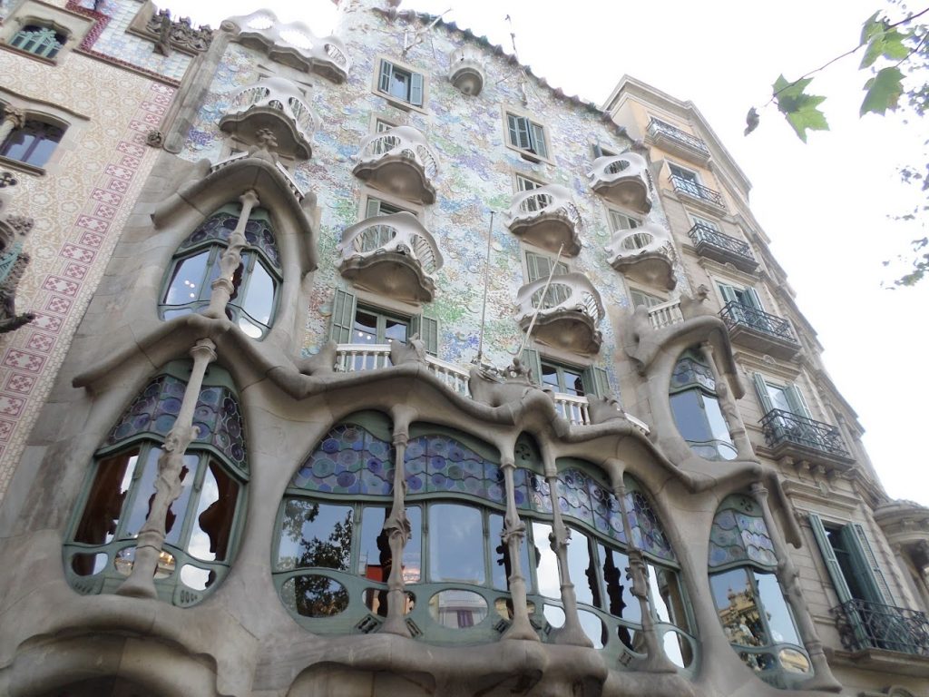 Picture of the unique architecture outside of Casa Batlló, one of the three houses of Gaudà located in the Spanish city of Barcelona.